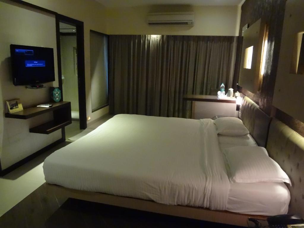 Hotel Capitol Thane Room photo