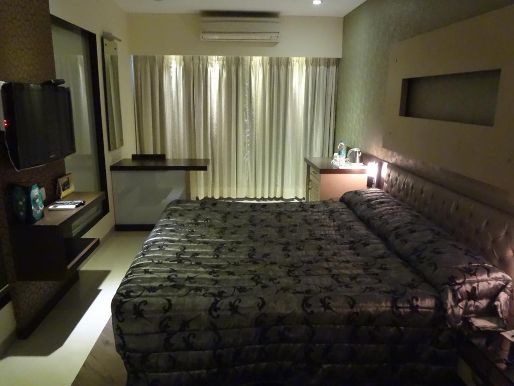 Hotel Capitol Thane Room photo