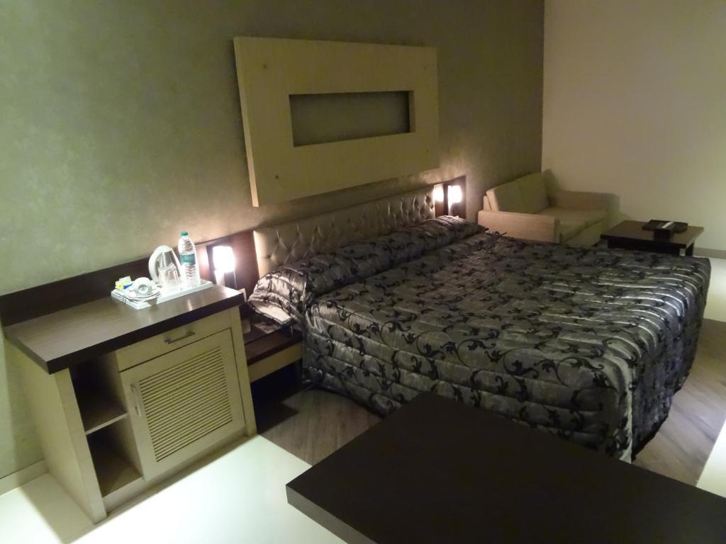 Hotel Capitol Thane Room photo