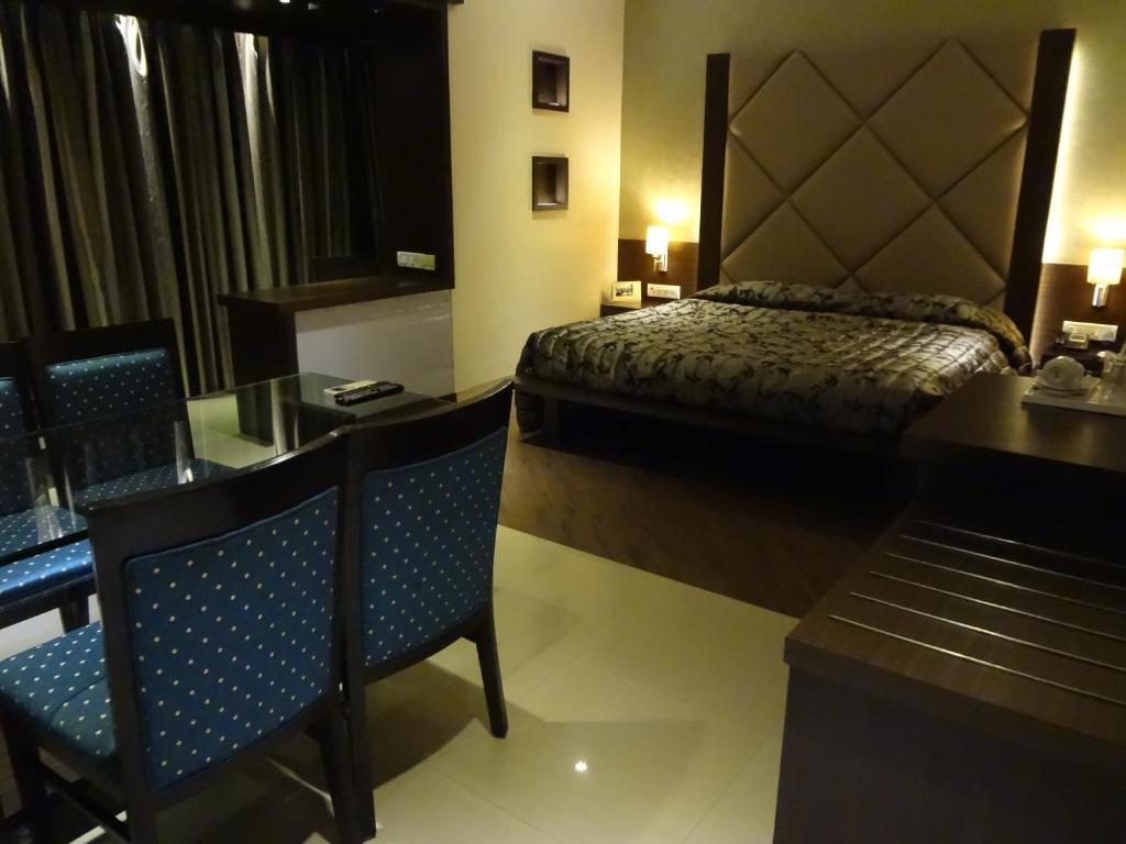 Hotel Capitol Thane Room photo